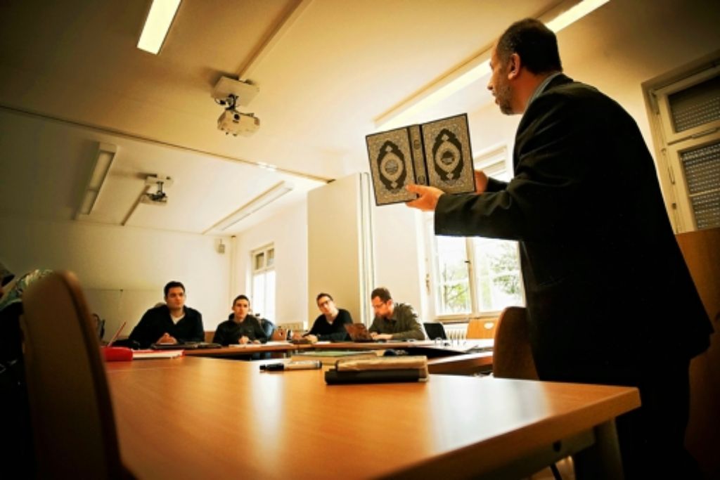 Der arabische Professor Omar Hamdan spricht zu seinen Studenten. Foto: Heinz Heiss