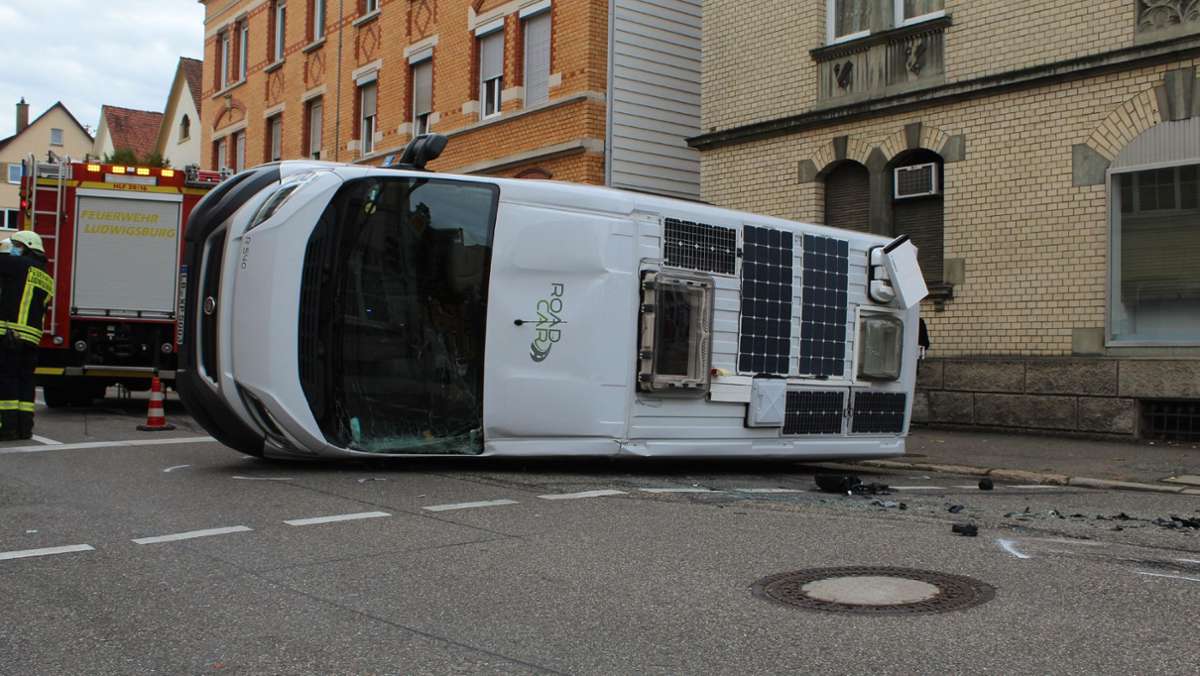 Unfall in Ludwigsburg: Wohnmobil gerät ins Schleudern und kippt um