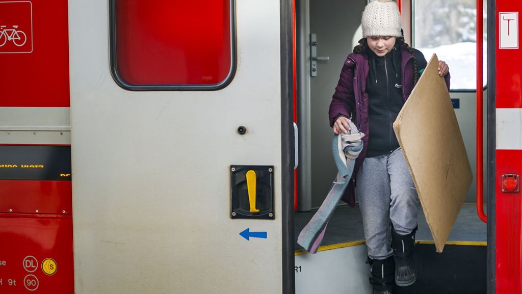  Fürs Klima vom Flugzeug auf den Zug umsteigen - und das viele, viele Stunden lang: Die junge schwedische Klimaaktivistin Greta Thunberg hat den langen Weg nach Davos mit der Bahn in Angriff genommen. 