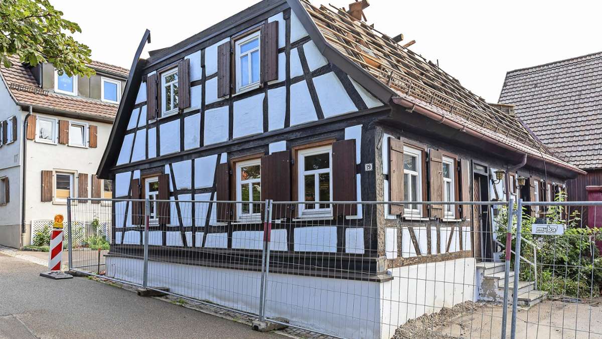  Aufregung um einen Abriss in der Schulstraße in Ehningen: Als der Dachstuhl abgetragen wird, schlägt ein Gemeinderat Alarm. Das Rathaus räumt eine falsche Auskunft ein. 