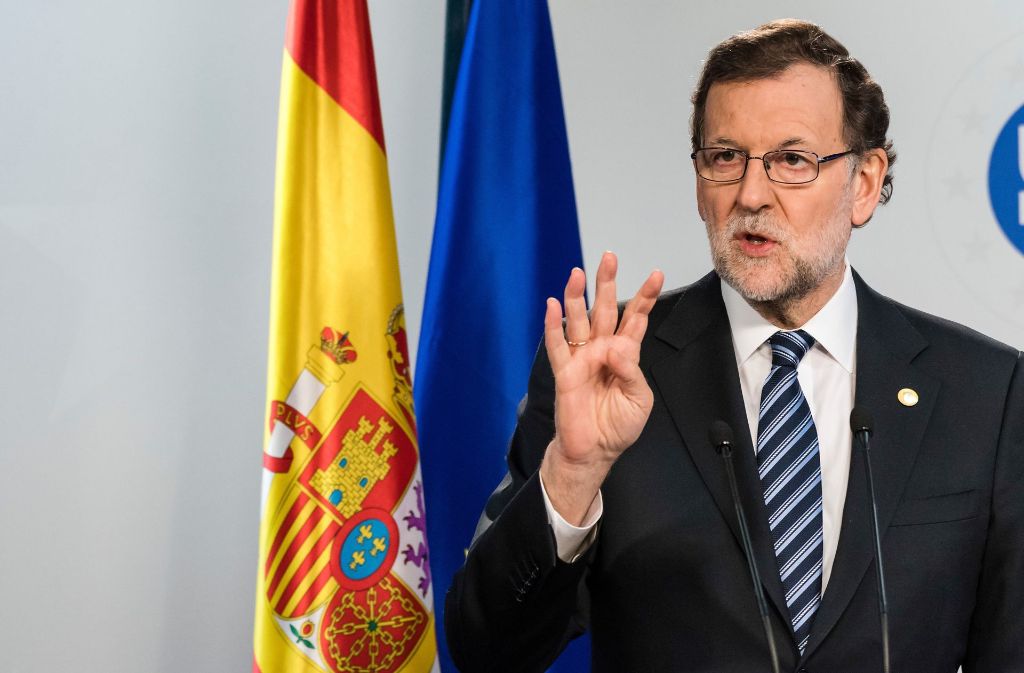 Der spanische Regierungschef Mariano Rajoy verurteilt das umstrittene Referendum am 1. Oktober scharf. Es habe kein Referendum, sondern eine Inszenierung gegeben, kritisiert er.