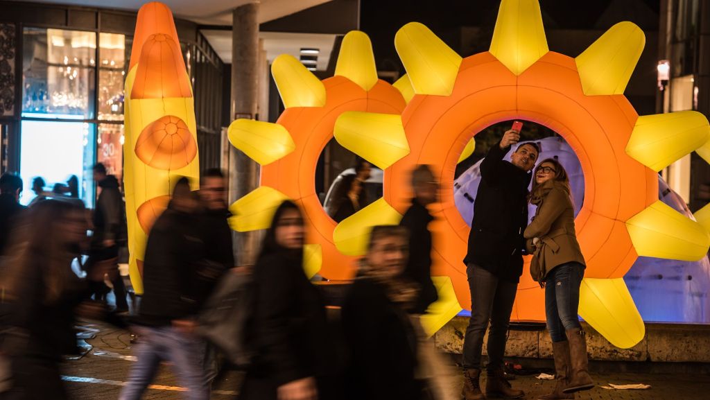  Das milde Wetter lockte am Samstag zahlreiche Besucher in die Innenstadt. Highlight der von der City-Initiative Stuttgart (CIS) veranstalteten Langen Einkaufsnacht war das Feuerwerk – aber es gab auch neue Attraktionen und Aktionen. 