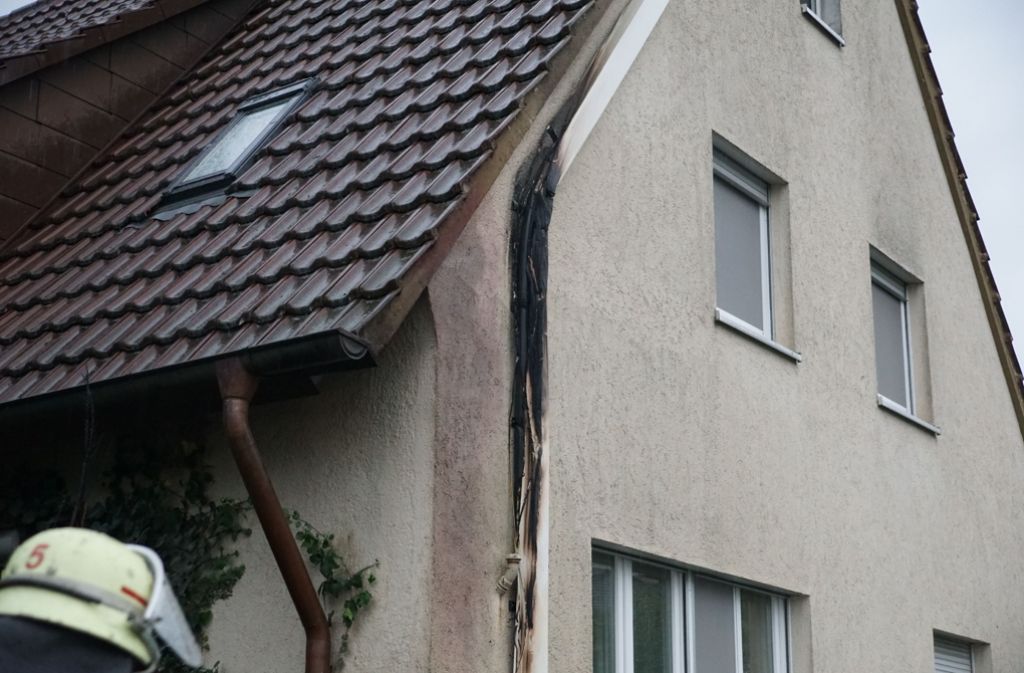 Der Blitz, der in einen Baum einschlug, setzt dabei einen Kabelschacht des Hauses in Brand.