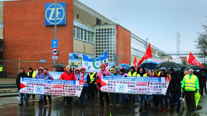 Abbaupläne bei ZF in Friedrichshafen: Lautstark und mit Pyrotechnik – Tausende protestieren gegen Sparkurs