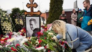 Menschen trauern weiter um Nawalny auf Friedhof in Moskau