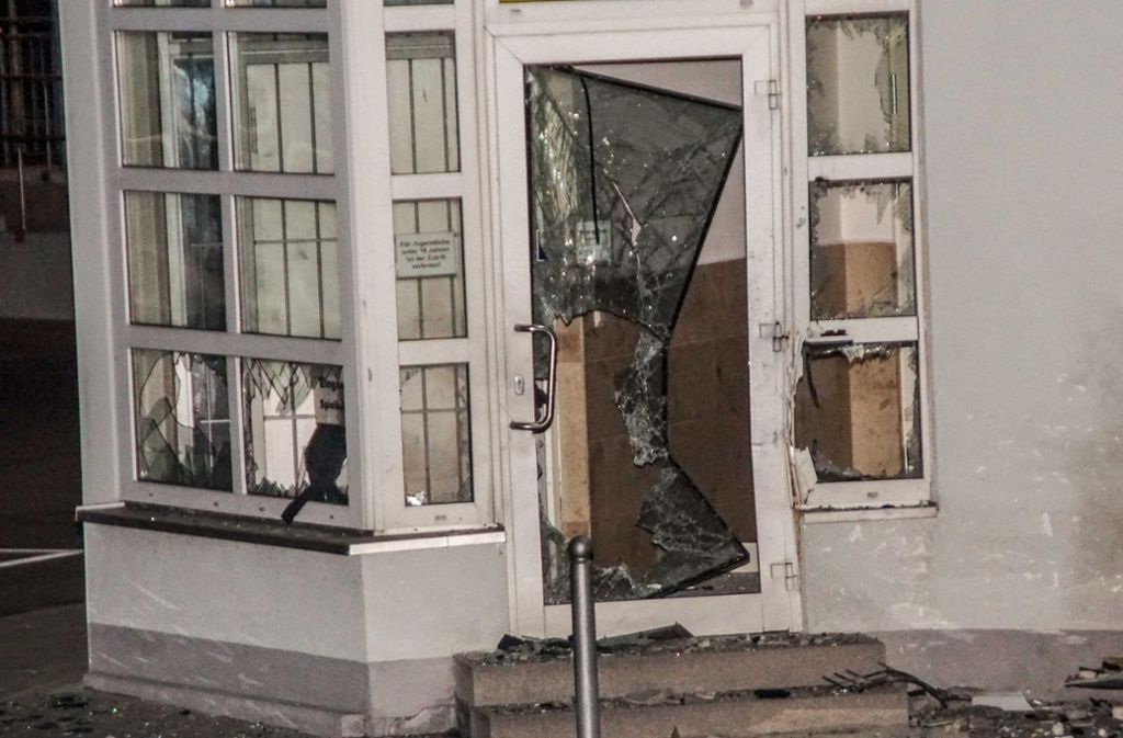 Ein bislang unbekannter Täter hat in Renningen einen vor einer Spielhalle aufgestellten Geldautomaten gesprengt und vollständig zerstört.