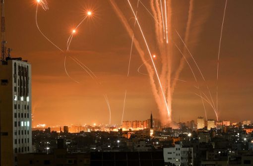 Über der dicht besiedelten Stadt Gaza stiegen Freitagnacht Feuerbälle auf. Foto: AFP/MOHAMMED ABED