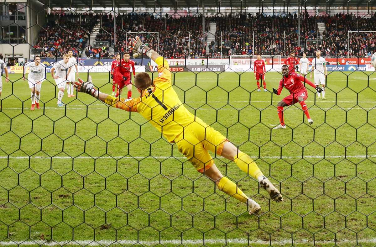 Am Ende ist es ein Handelfmeter, den Silas Wamangituka in der 89. Minute zum 1:2 verwandelt, der dem VfB den einzigen regulären Treffer bei der Niederlage in Sandhausen beschert.