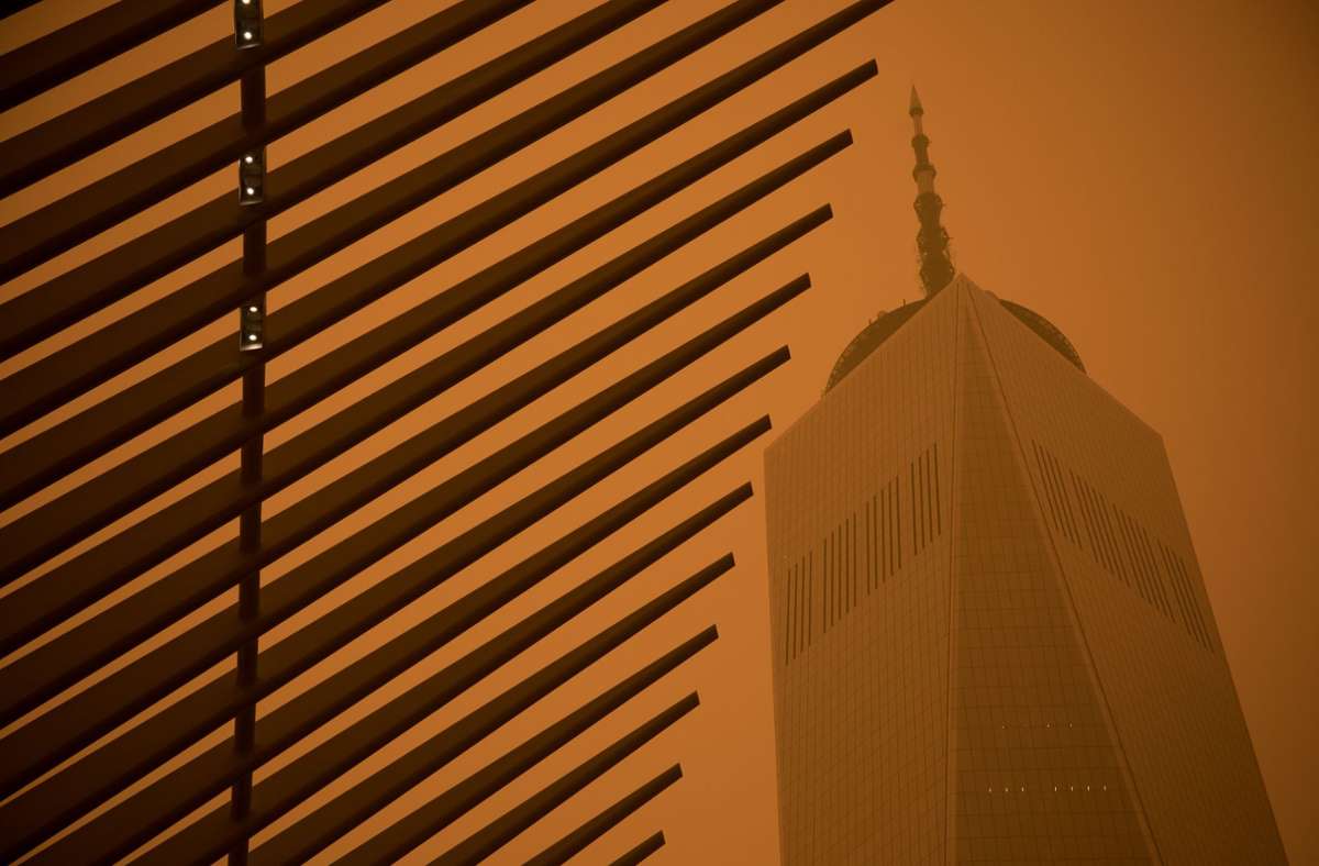 Das One World Trade Center versinkt im Rauch.