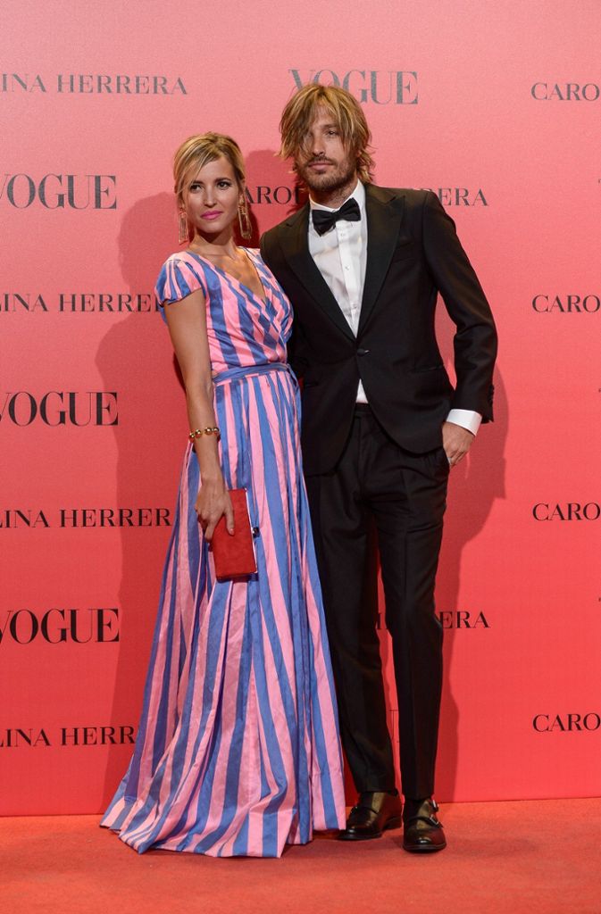 Die spanische Schauspielerin Ana Fernández García kommt mit ihrem Freund Adrian Roma zum 30. Geburtstag von Vogue.