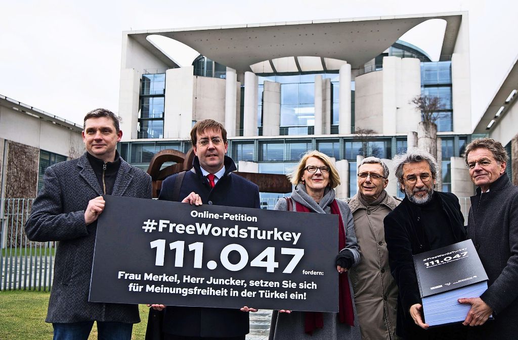 Vertreter der Schriftstellervereinigung PEN und der Journalistenvereinigung Reporter ohne Grenzen überreichen am Bundeskanzleramt zusammen mit Can Dündar eine Petition für Pressefreiheit in der Türkei.