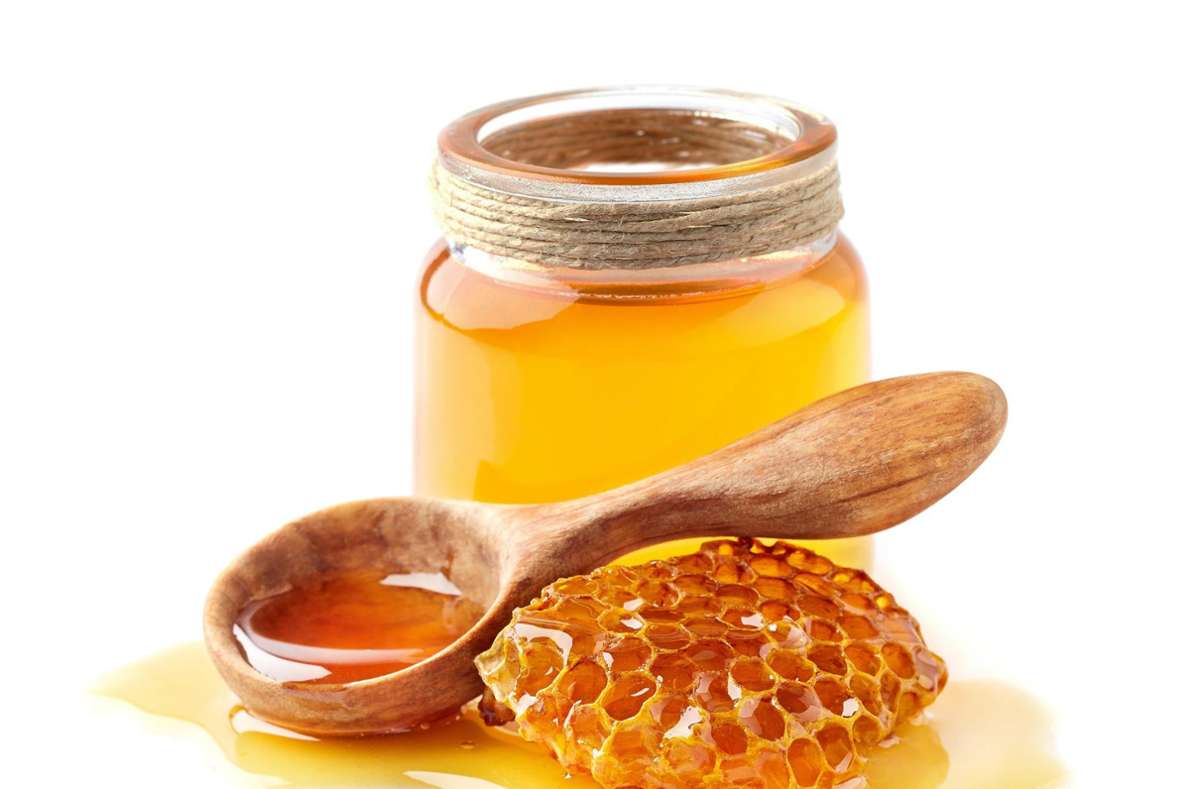 Honig wird immer wieder mit Fruktose-Glukose-Sirupen gestreckt – denn auch Honig besteht nur aus Fruktose, Glukose und Wasser. Bei von der EU koordinierten Kontrollen wurden zuletzt innerhalb der Mitgliedsstaaten etwa 19 Prozent der Honigproben beanstandet – innerhalb Deutschlands waren es dagegen nur fünf Prozent.