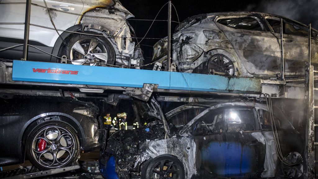  Auf der Autobahn 8 fängt ein mit sieben Neufahrzeugen beladener Transporter während der Fahrt Feuer. Der Brand verursacht nach ersten Schätzungen einen Schaden von rund 220 000 Euro. 