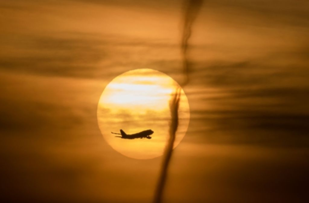 Ein Flugzeug einer ägyptischen Airline soll entführt worden sein – es landete auf Zypern. Foto: Symbolfoto/dpa