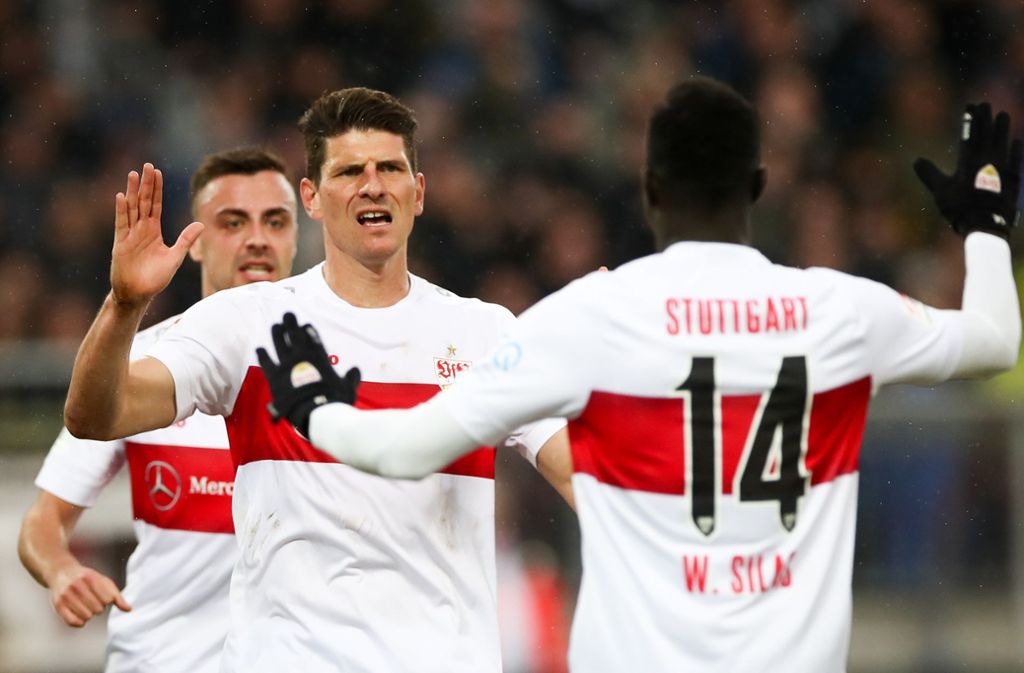 Mario Gomez (Mitte) rettet dem VfB beim FC St. Pauli zumindest einen Punkt.