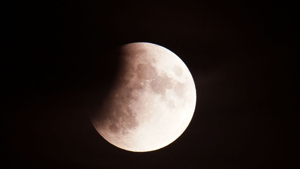  Der Mond hat sich in der Nacht auf Mittwoch in den Kernschatten der Erde geschoben: Die Mondfinsternis ließ sich auch in Stuttgart beobachten. Wir haben die spektakulärsten Bilder aus der Region. 