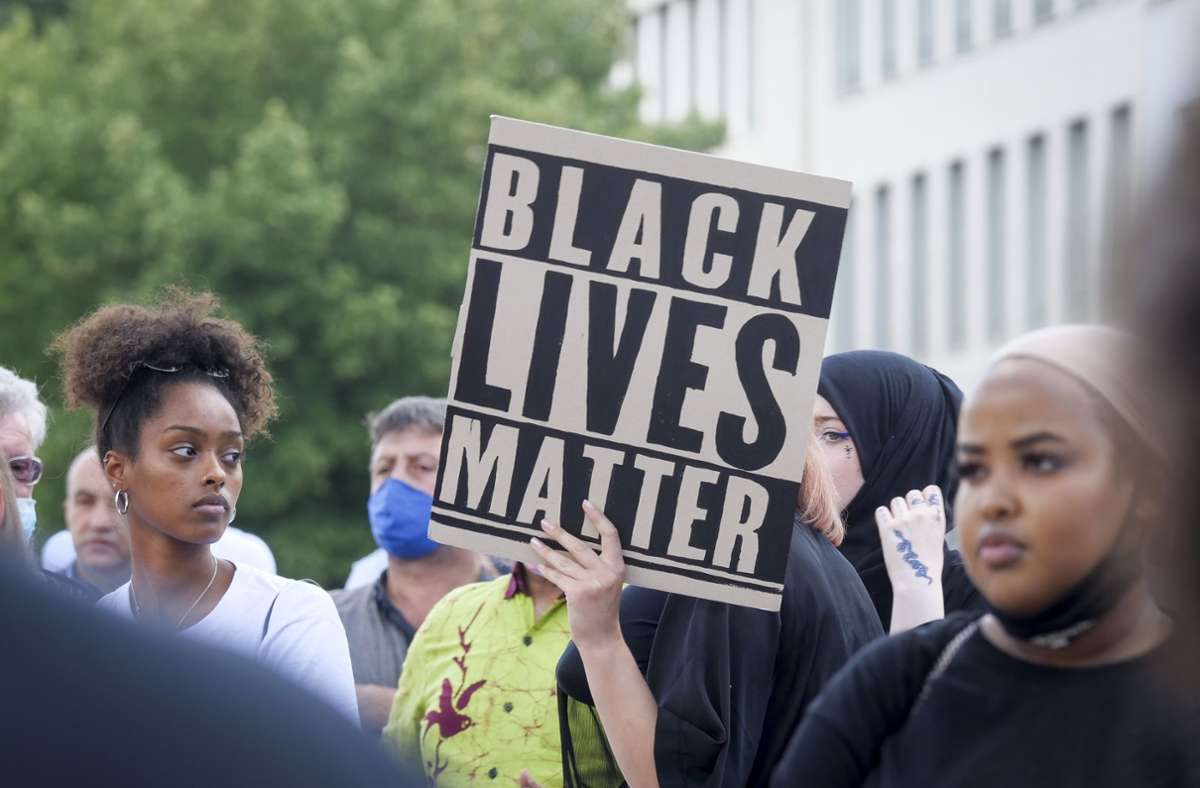„Black Lives Matter“ ist Englisch und bedeutet: Schwarze Leben zählen.