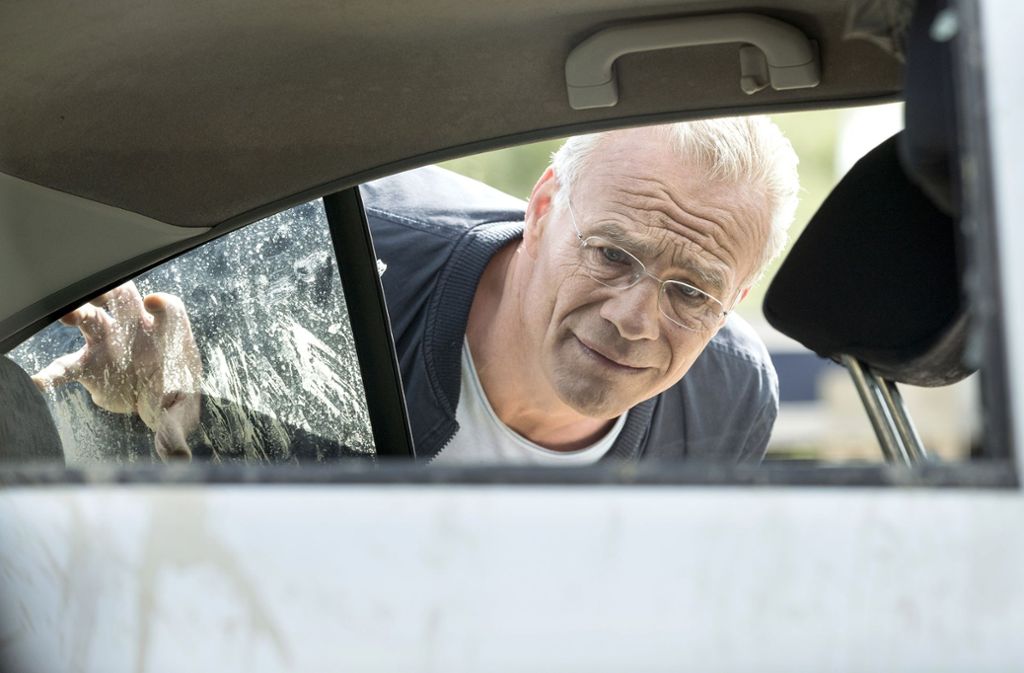 Kommissar Max Ballauf (Klaus J. Behrendt) blickt in das Auto, das absichtlich versenkt worden war. Im Kofferraum ist eine Leiche versteckt.
