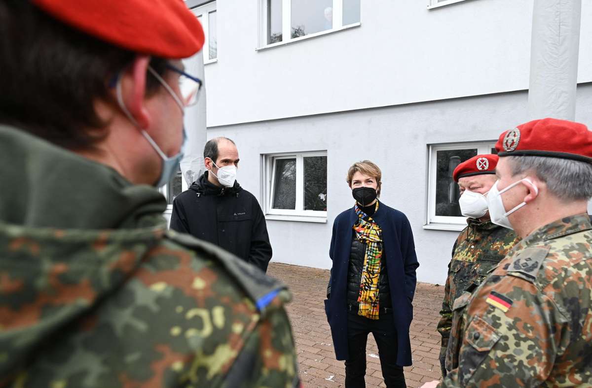 Sozialbürgermeisterin Alexandra Sußmann hat die Soldatinnen und Soldaten am Mittwoch vor der Einrichtung Zamenhof im Stuttgarter Westen begrüßt.