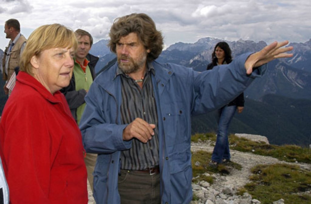 Bundeskanzlerin Angela Merkel wandert 2006 während ihres Urlaubs in Italien zusammen mit dem Bergsteiger auf den Monte Rite zum "Messner Mountain Museum". Auch der Südtiroler war bereits politisch aktiv. Für die Grünen saß er fünf Jahre im Europaparlament.