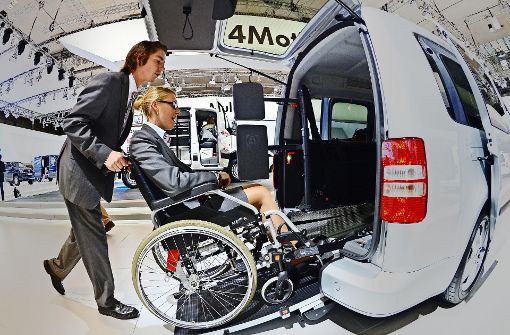 Man benötigt oft Spezialfahrzeuge, um Rollstuhlfahrer zu chauffieren. Foto: dpa