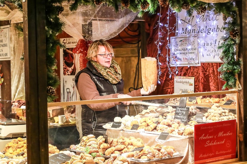Viele leckere Köstlichkeiten werden angeboten und versetzen die Besucher in vorweihnachtliche Stimmung.