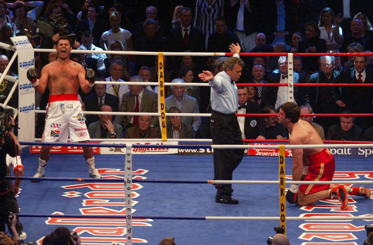 2003 heißt der Sensationssieger Corrie Sanders und kommt aus Südafrika. Der gelernte Polizist erwischt Wladimir Klitschko auf dem falschen Fuß und knockt ihn mit einem so genannten Lucky Punch aus.