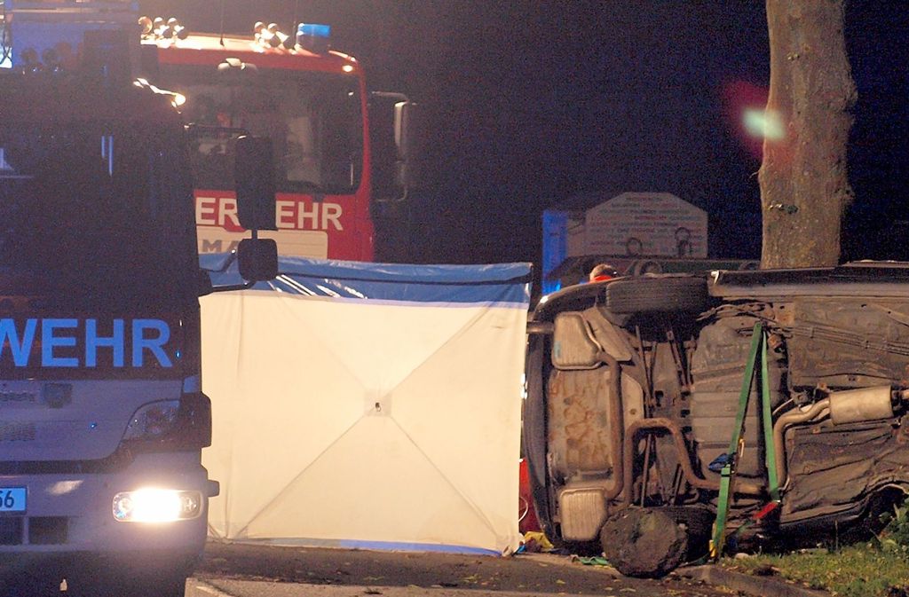 Nach einem schweren Unfall mit drei Todesopfern bei Weibersbrunn im Landkreis Aschaffenburg vergangenen Donnerstag hatte der Feuerwehrmann Lastwagenfahrer mit Wasser bespritzt.