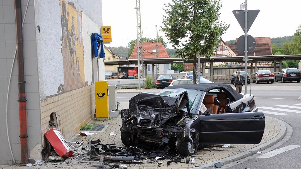 Offenbar nicht angeschnallt: Tödlicher Unfall in Esslingen