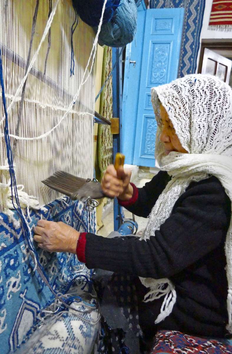 In der Weberei Allani in Kairouan dürfen Gäste ergründen, wie mühsam die Teppichherstellung von Hand ist. Wer mag, kann selber mal den einen oder anderen Knoten knüpfen – von zigtausenden, die ein Teppich hat.