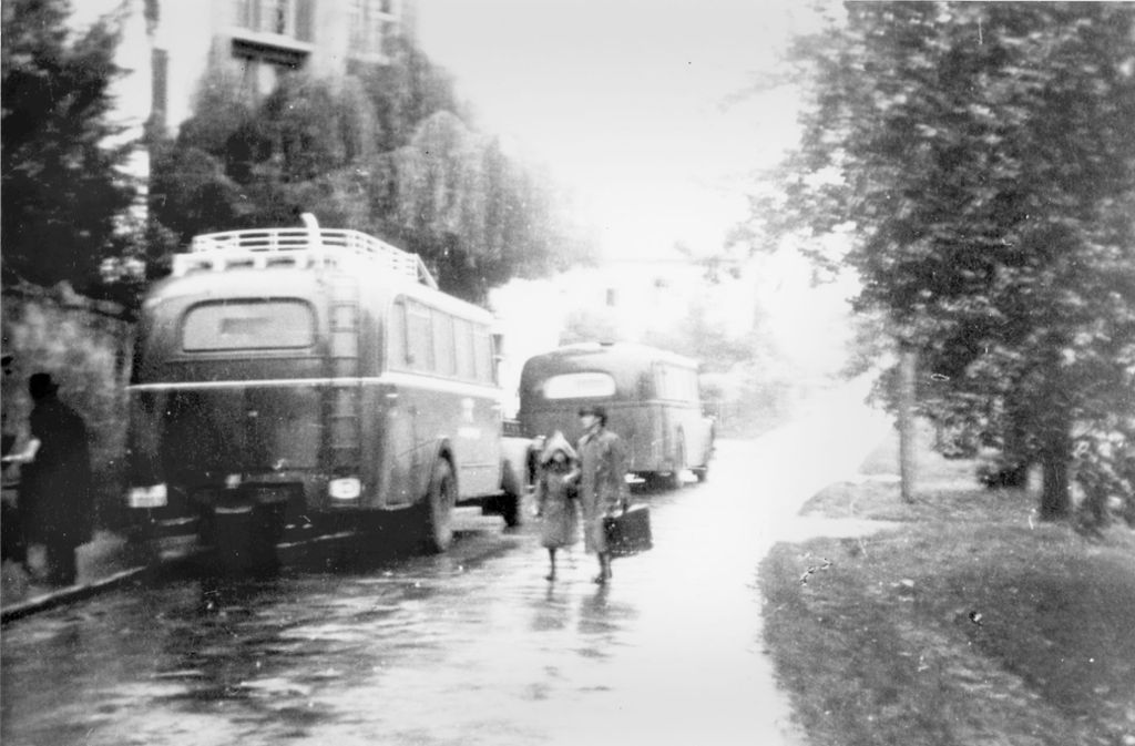 Die Menschen wurden in grauen Bussen der „Gemeinnützigen Krankentransport GmbH“ deportiert.