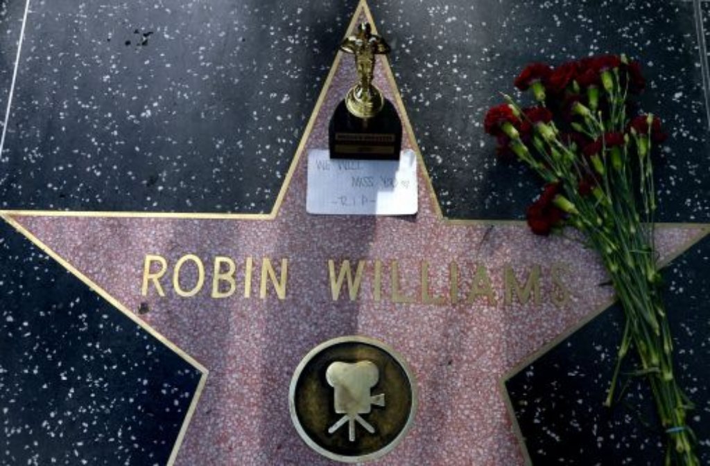 Blumen liegen auf dem Hoolywood Walk of Fame neben dem Stern von Robin Williams.
