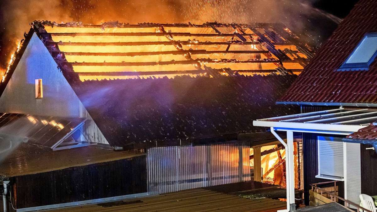  Das Hauptwirtschaftsgebäude wurde komplett zerstört. Von einem Zusammenhang mit dem kürzlichen Brand einer Scheune in Möglingen geht die Polizei derzeit nicht aus. 
