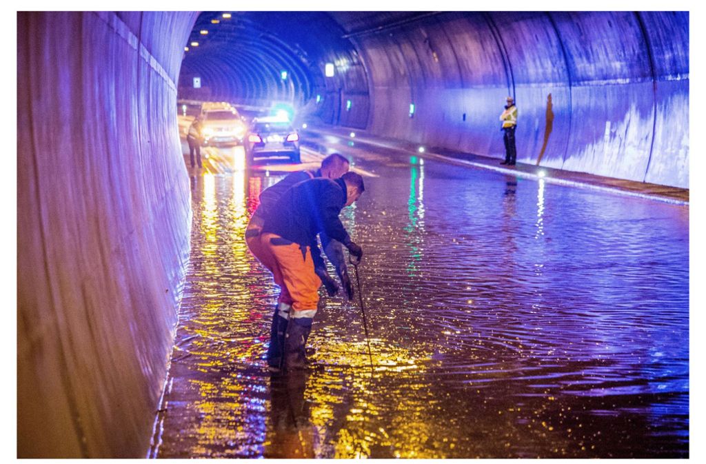 In Stuttgart-Vaihingen wurde eine Tunnel überflutet. Die Polizei war vor Ort und musste die Unterführung für den Verkehr sperren.