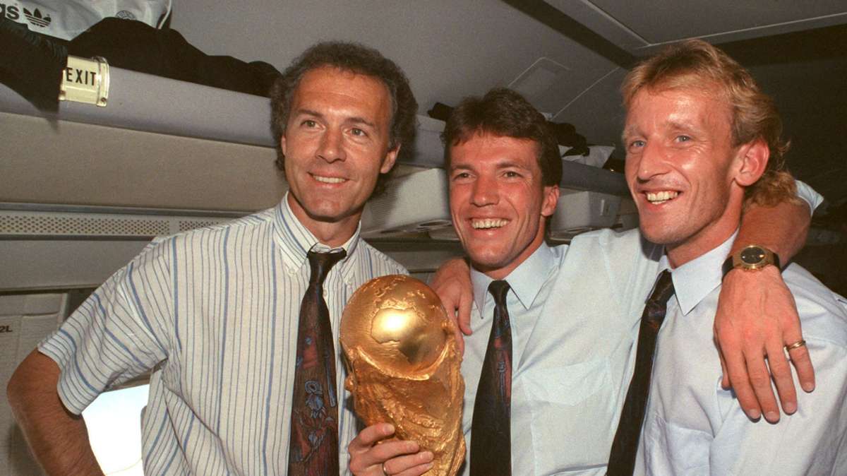 Im Flugzeug beim Rückflug von Rom nach Frankfurt (von li.): der damalige DFB-Teamchef Franz Beckenbauer, Kapitän und Mittelfeldspieler Lothar Matthäus und Abwehrspieler Andreas Brehme.