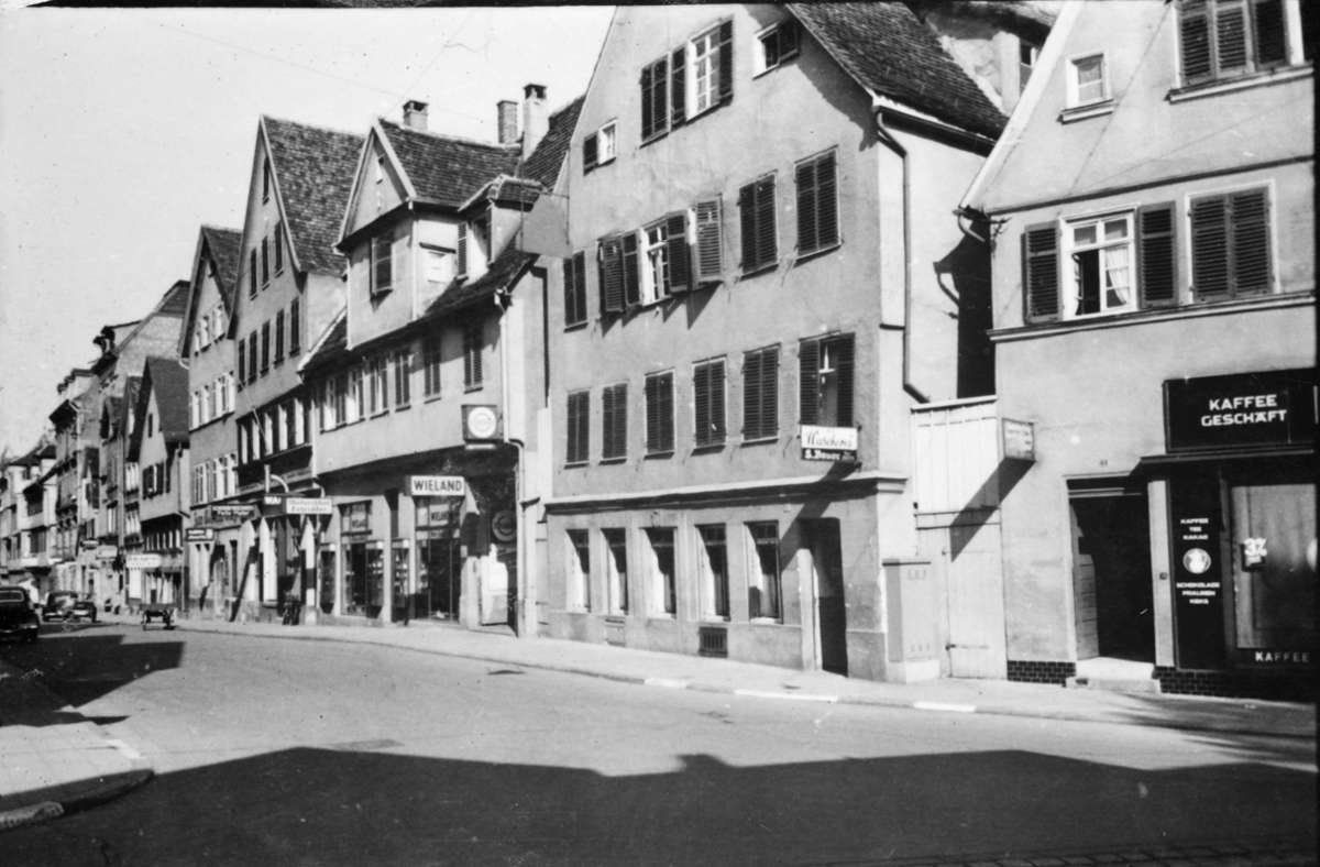 Unser Spaziergang führt Sie durch eine Straße, die es nicht mehr gibt: die Rote Straße im Jahr 1942, heute Theodor-Heuss-Straße. Damals wirkte sie eher wie heute noch die Calwer Straße. Foto: Stadtarchiv Stuttgart