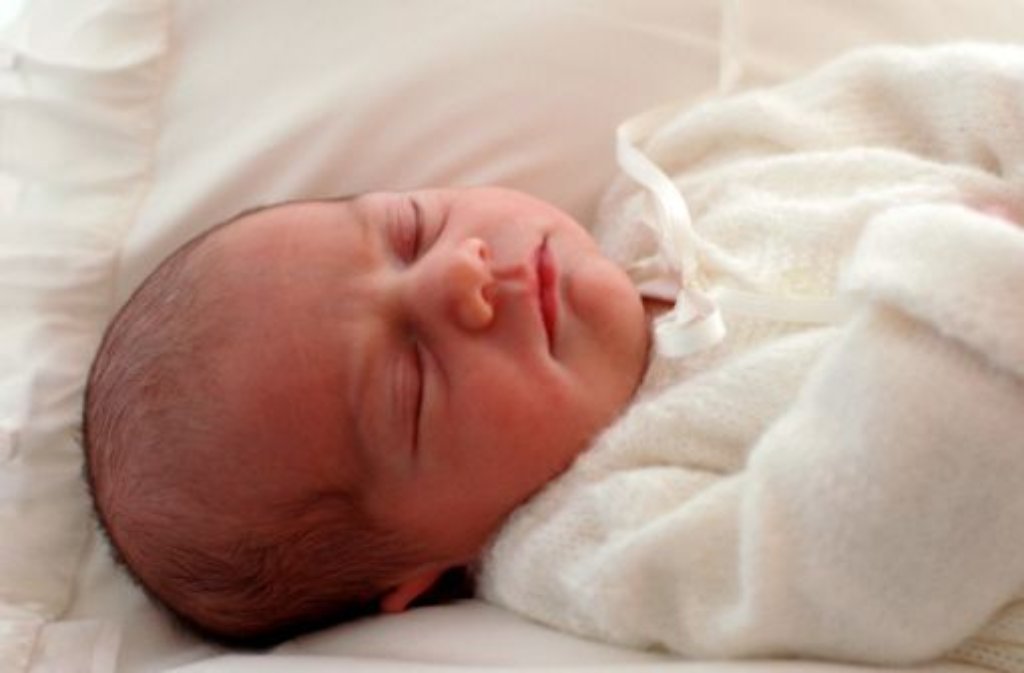 Am 23. Februar 2012 um 4.26 Uhr bringt Victoria ein kleines Mädchen zur Welt. "Ich bin mit meinen Gefühlen noch ganz durcheinander", stammelt Prinz Daniel sichtlich gerührt beim Fototermin im Karolinska-Universitäts-Krankenhaus in Stockholm.