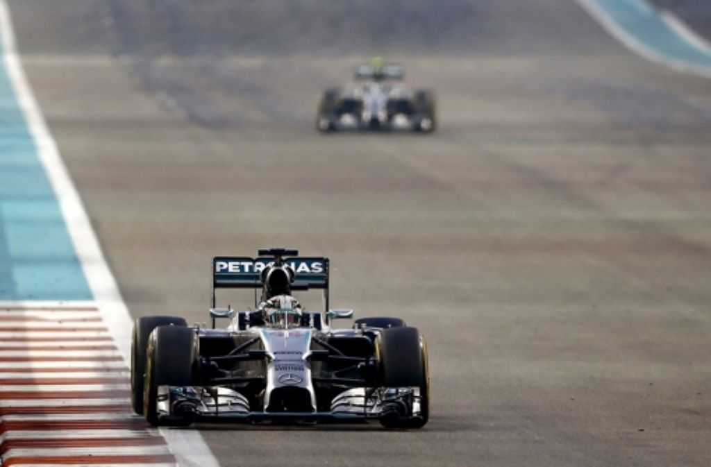 Lewis Hamilton hat sich beim Alptraum-Finale in Abu Dhabi für seinen Mercedes-Widersacher Nico Rosberg zum neuen Formel-1-Weltmeister gekrönt.