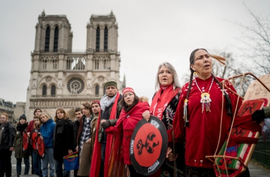 Vertreter der indigenen Völker demonstrieren während des UN-Klimagipfels vor Notre Dame in Paris. Foto: Allan Lisner
