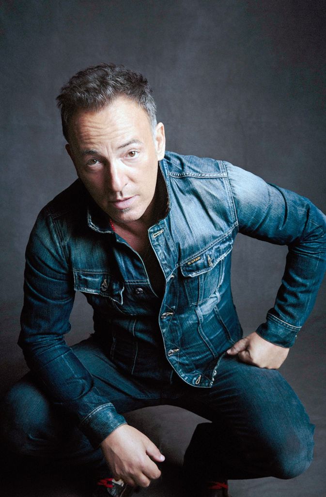 Die Lieblingskluft von Springsteen: Jeans. Das ist mehr als Modestatement, es soll Solidarität mit dem Milieu ausdrücken, aus dem der Star stammt.