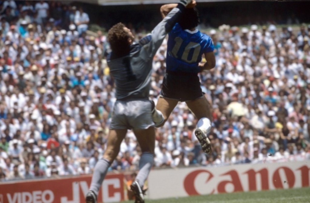Es ist die "Hand Gottes", die Argentinien im Viertelfinale 1986 einen Sieg gegen England beschert: So sieht es zumindest Diego Maradona, der den Ball mit der Hand ins gegnerische Tor befördert. Nur wenige Minuten später macht der kleine Argentinier alles wieder gut: Im Alleingang umdribbelt er die gesamte englische Abwehr und macht sein zweites Ding - 2002 wird es zum "WM-Tor des Jahrhunderts" gekürt. Ob es mit Gottes Wille oder Diegos Hand zu tun hat, dass Argentinien schließlich Weltmeister wird - wer weiß das schon...