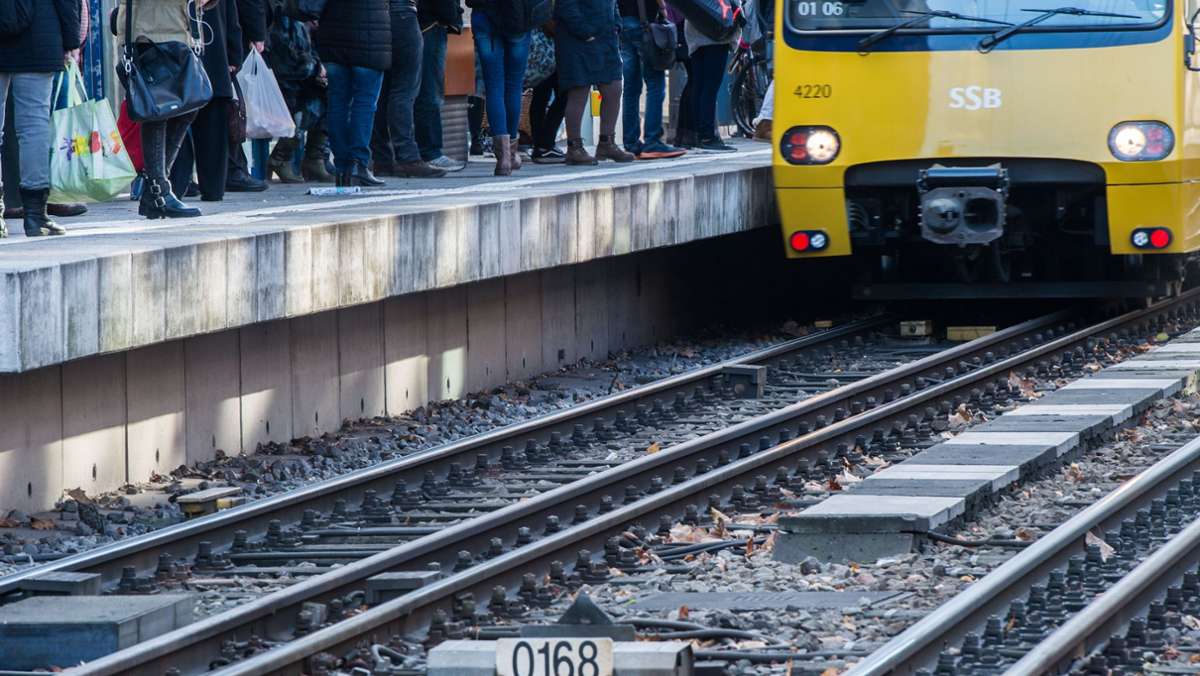 Stadtbahnunfall am Bahnhof Feuerbach: 17-Jährige von U6 erfasst und gegen Geländer geschleudert