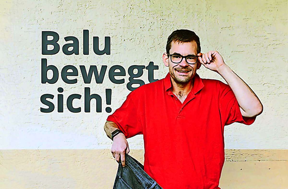 Nach seinem Abnehmerfolg passt Philipp Türck in ein Bein seiner Jeans von früher – das Foto wurde zum Cover seines Buches „Balu bewegt sich!“.