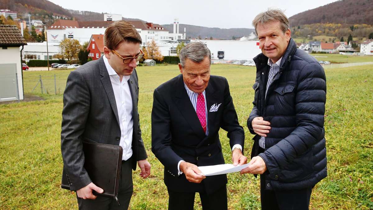 Trigema in Burladingen: Wolfgang Grupp  lässt Container für Flüchtlinge aufstellen