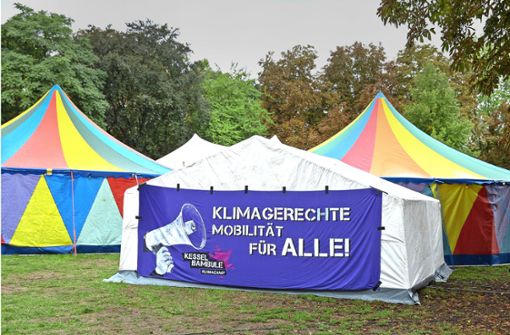 Veranstaltungszelte des Klimacamps im Stadtgarten Stuttgart Foto: Lichtgut/Leif Piechowski