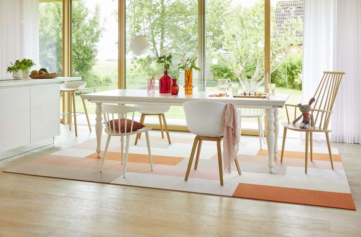 Mit Teppichen lassen sich größere Räume zonieren, mit einem Teppich unterm Esstisch etwa. Modell von Tretford.