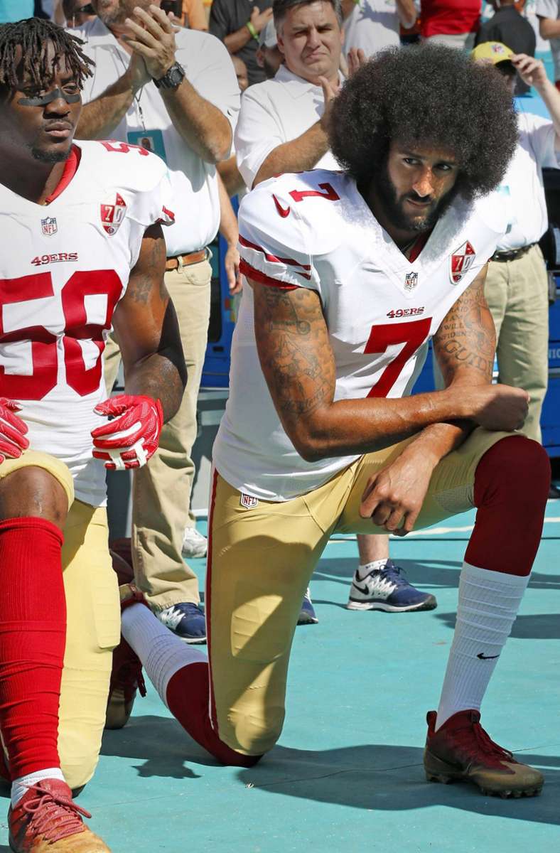 In den USA forciert die Sportwelt derzeit den Kampf gegen Rassismus und Polizeigewalt. Als erster kniete der Footballspieler Colin Kaepernick 2016 aus Protest während des Abspielens der US-Hymne nieder.