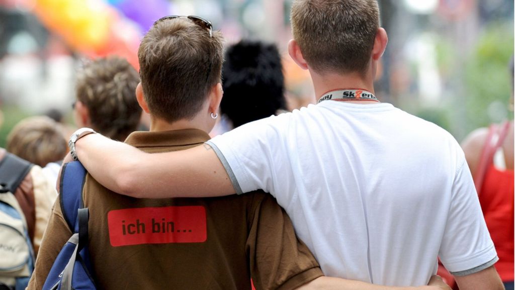 Angriff in Berlin: Mann attackiert schwules Paar in der Straßenbahn