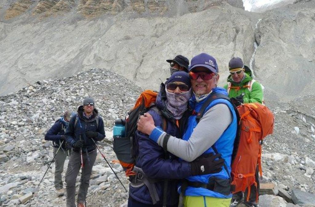 Die Inderin Anita (links mit Andy Holzer, vorne) aus der Klettergruppe von 2015 trifft beim Abstieg vom Nordsattel überraschend auf den Österreicher.