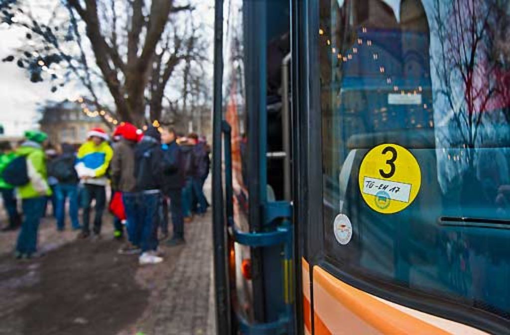 Autos und auch Reisebusse mit gelber Umweltplakette dürfen von 2012 an nicht mehr durch Stuttgart fahren.